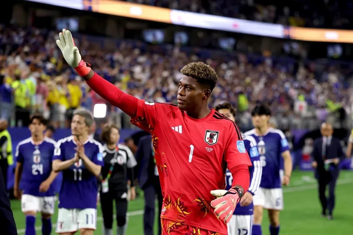 Goalkeeper waving after match with Japan team