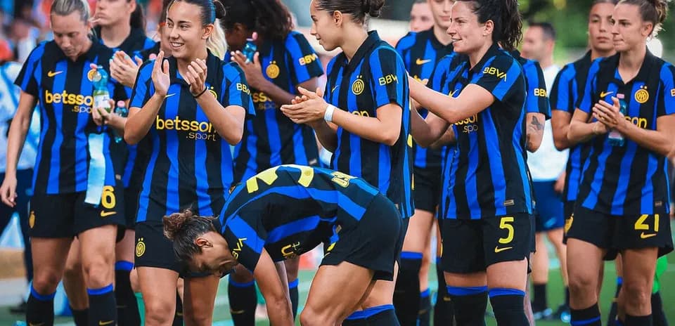 Inter Milano W players celebrating together