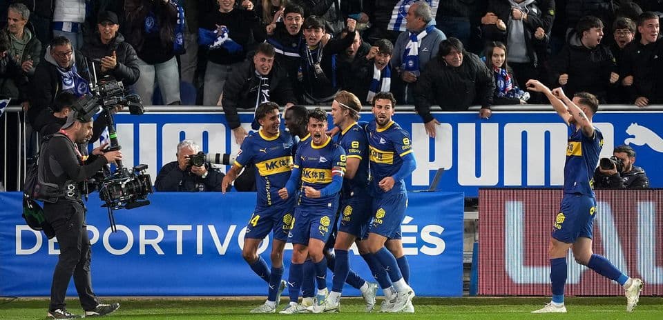Players celebrating goal during Oviedo vs Alaves match