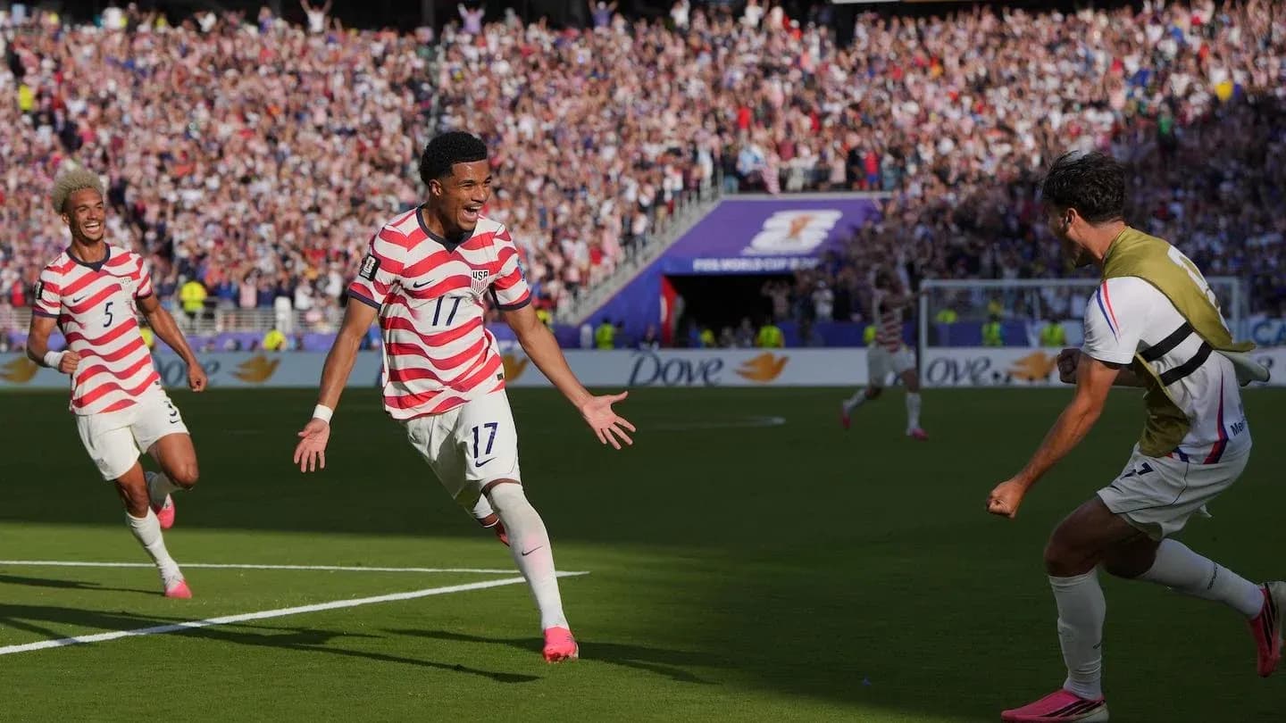 USA players celebrating a goal during match