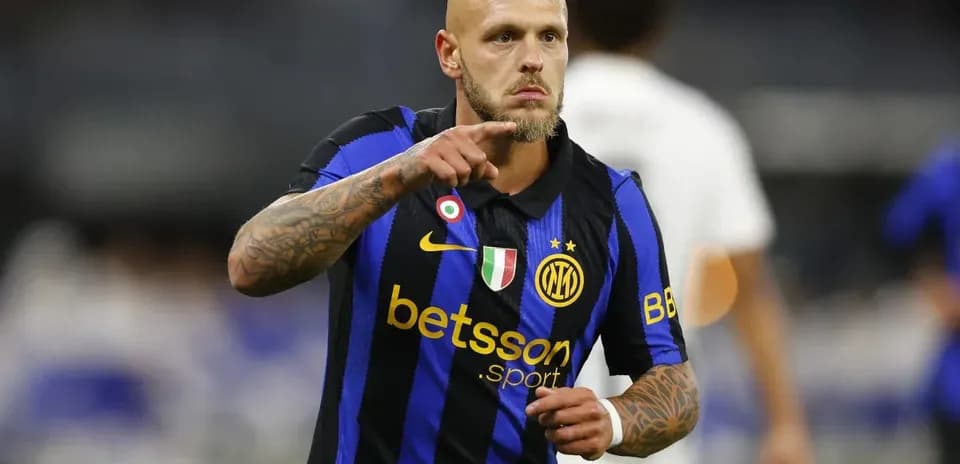 Player celebrating in Inter Milan jersey during match