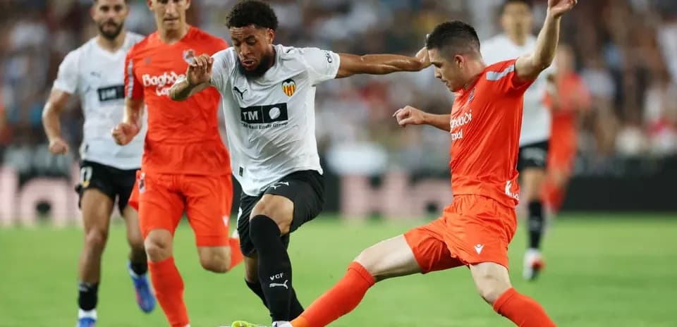 Players competing for the ball in La Liga match