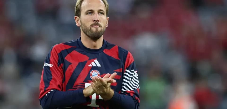 Player in Bayern Munich kit applauding the crowd