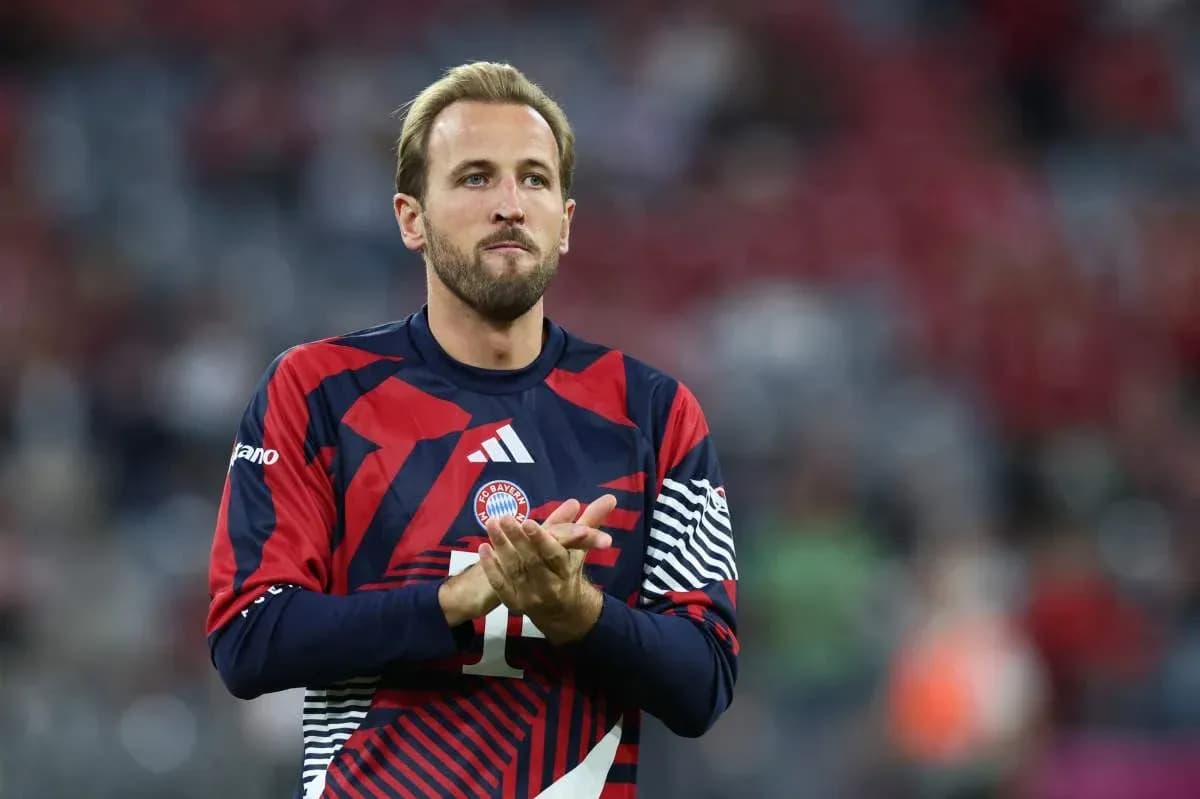 Player in Bayern Munich kit applauding the crowd