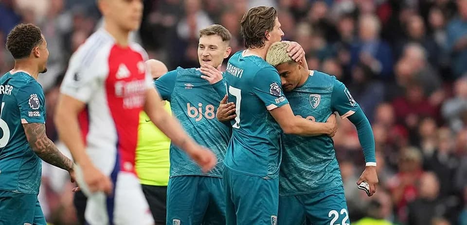 Bournemouth players celebrating during match against Arsenal