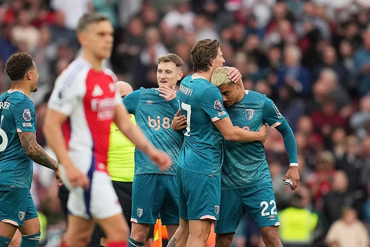 Bournemouth players celebrating during match against Arsenal