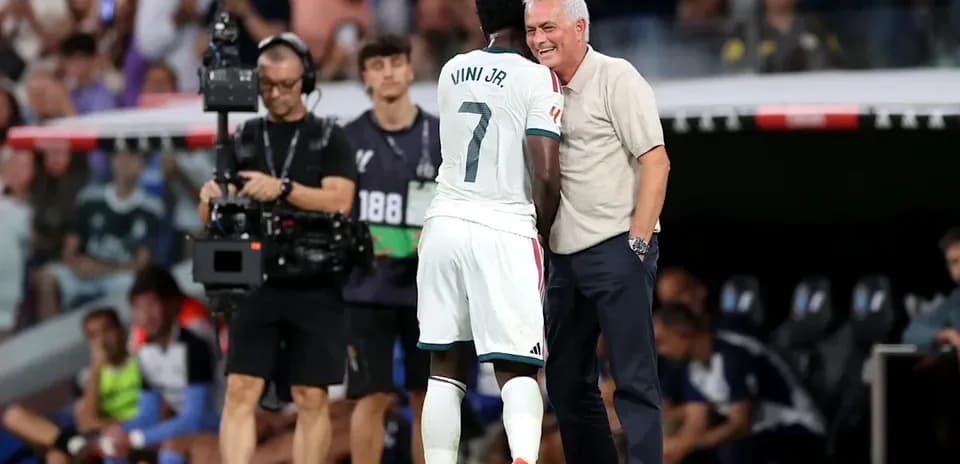 Vini Jr. and manager discussing during match