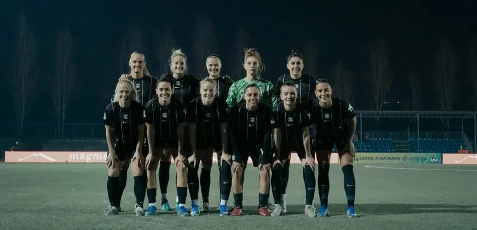 Genoa women's team posing for a group photo