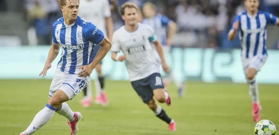 Lech Poznan player sprinting with the ball