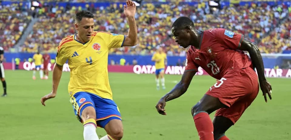 Colombia and Switzerland players contesting for the ball