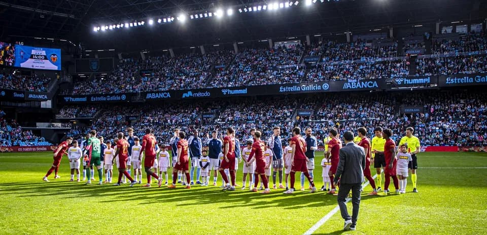 Teams lining up before Valencia vs Celta Vigo match
