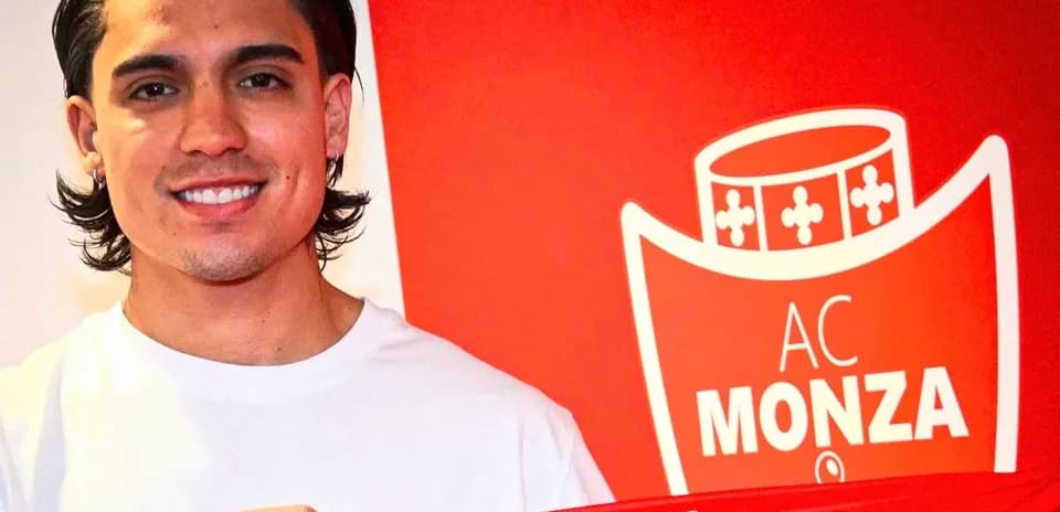 Player holding AC Monza scarf at presentation