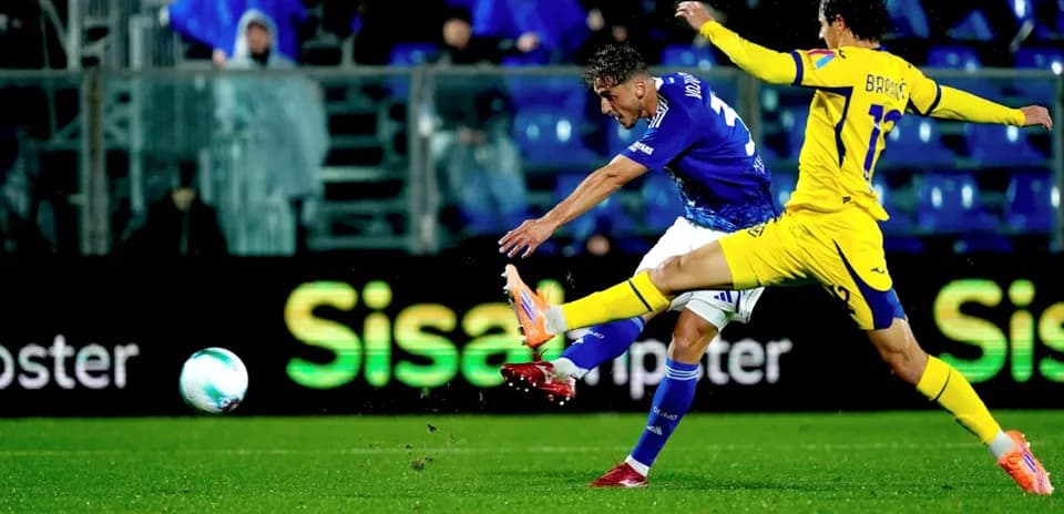 Player shoots during Hellas Verona vs Como match