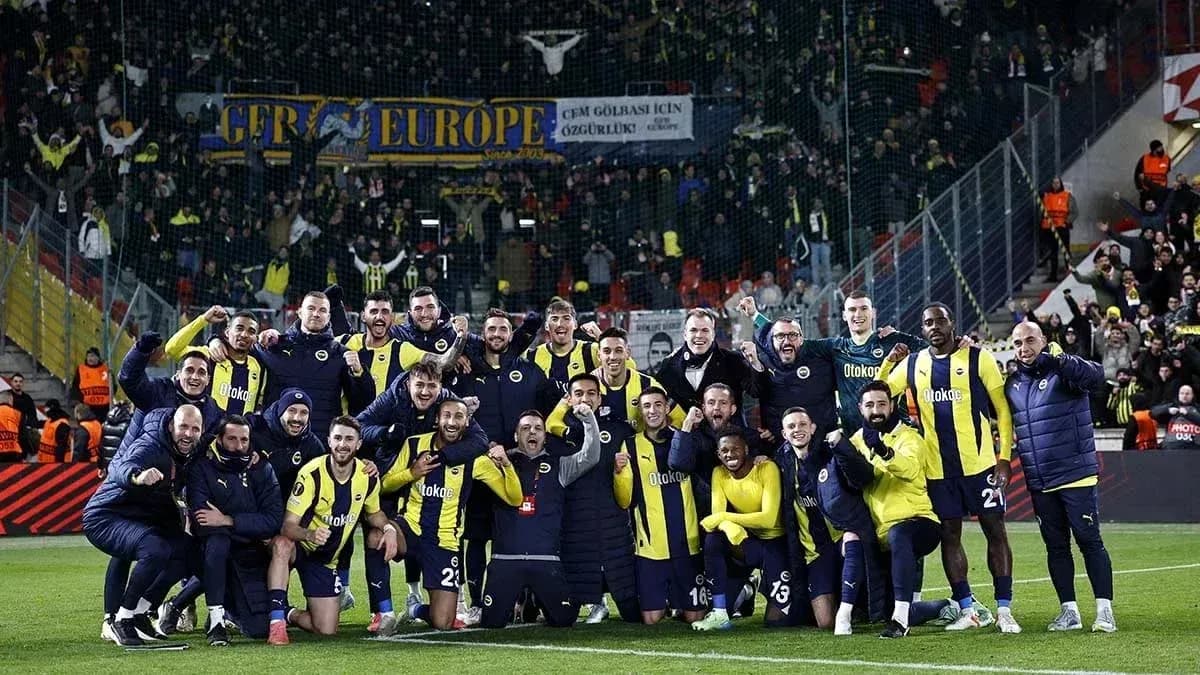 Fenerbahçe team celebrating with fans after match