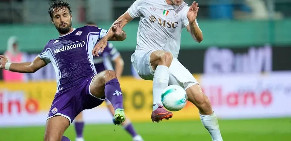 Fiorentina player tackling Napoli player in match