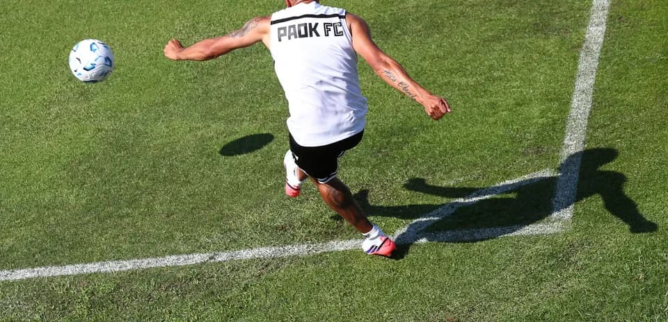 PAOK FC player taking a corner kick