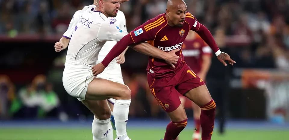 AS Roma player dribbling against Fiorentina opponent