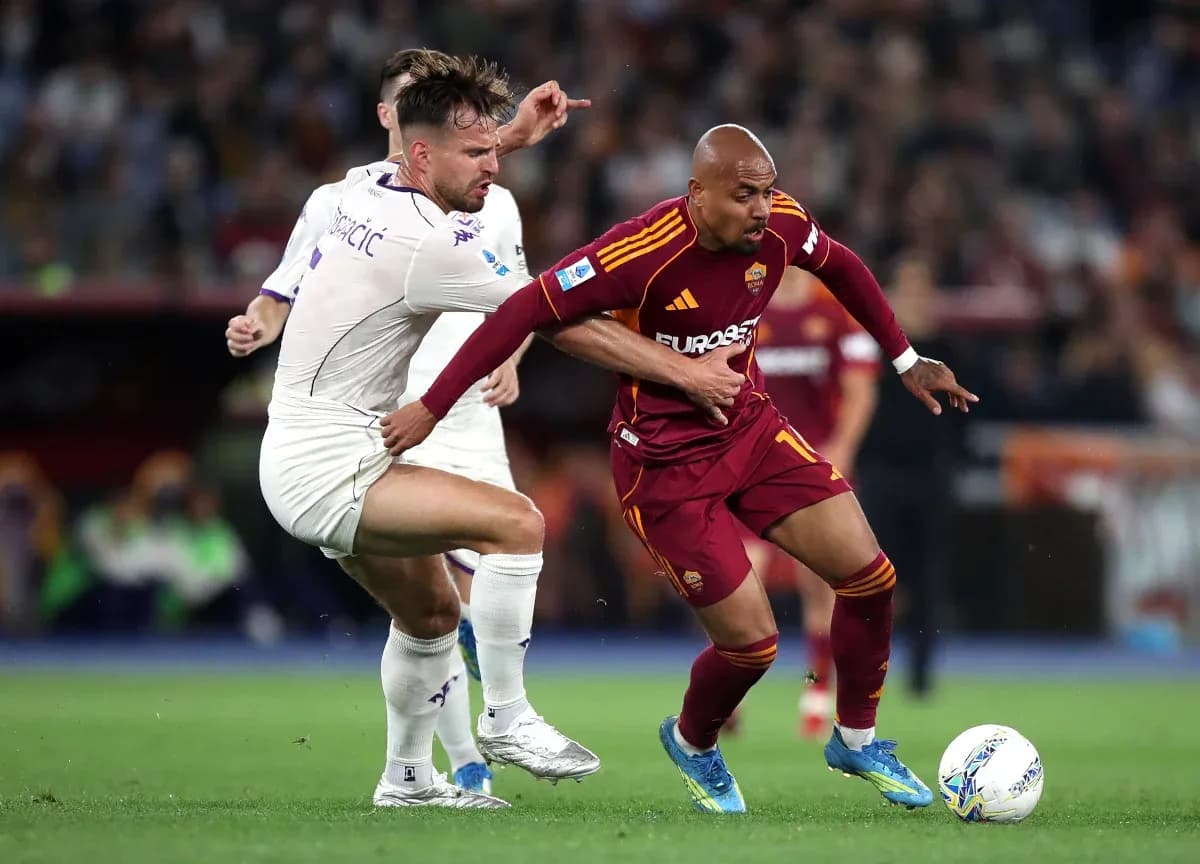 AS Roma player dribbling against Fiorentina opponent