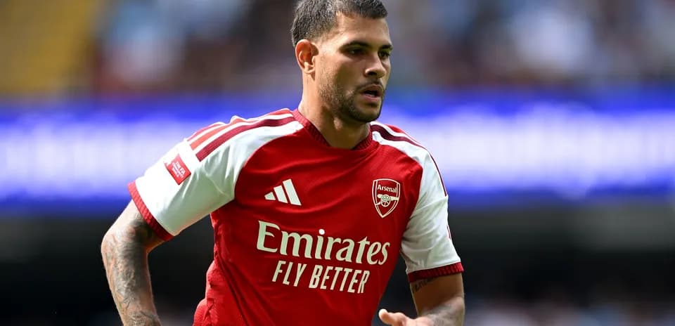 Player in Arsenal kit running on the field