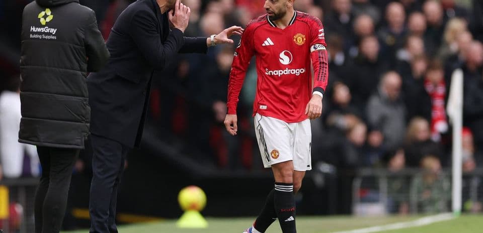 Manager instructing Bruno Fernandes during match