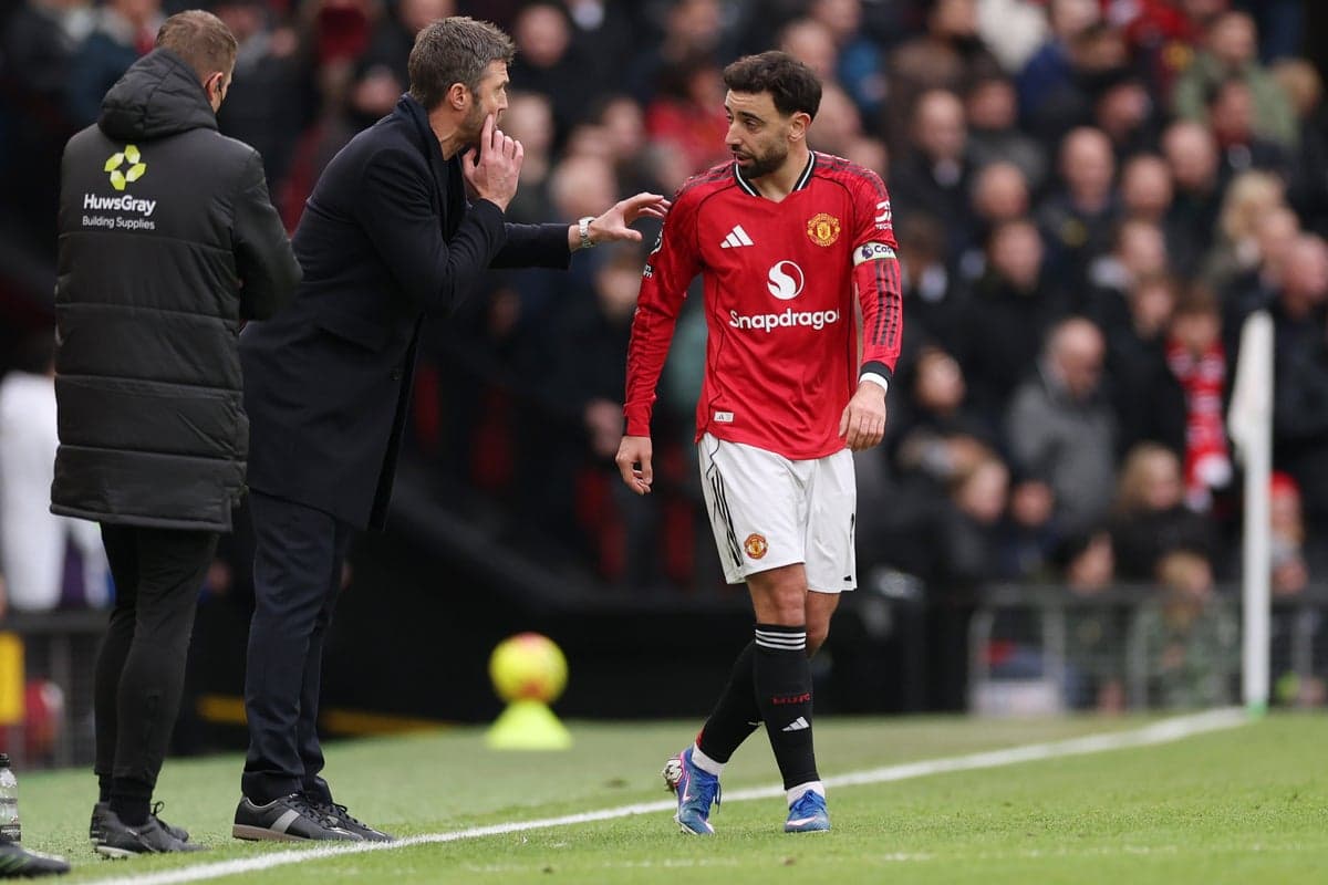 Manager instructing Bruno Fernandes during match