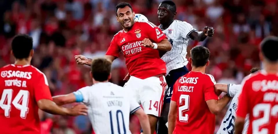 Players competing during Aarhus vs Benfica match