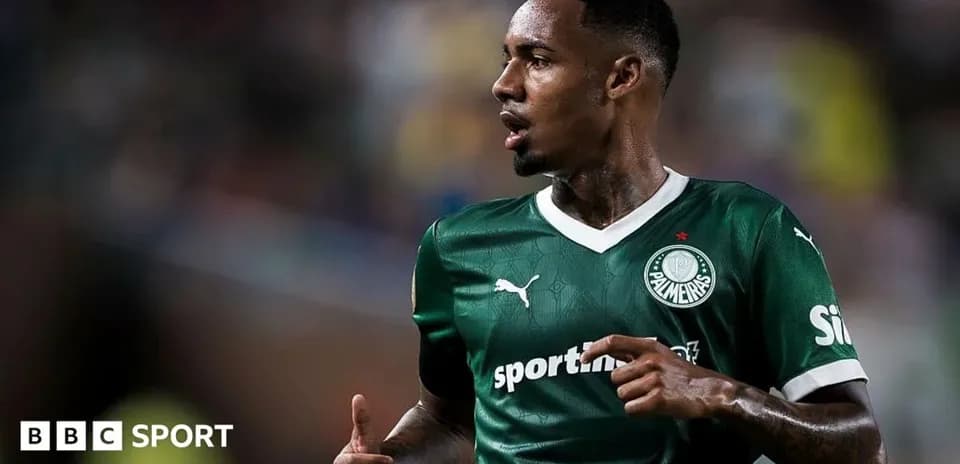Palmeiras player gesturing during a match