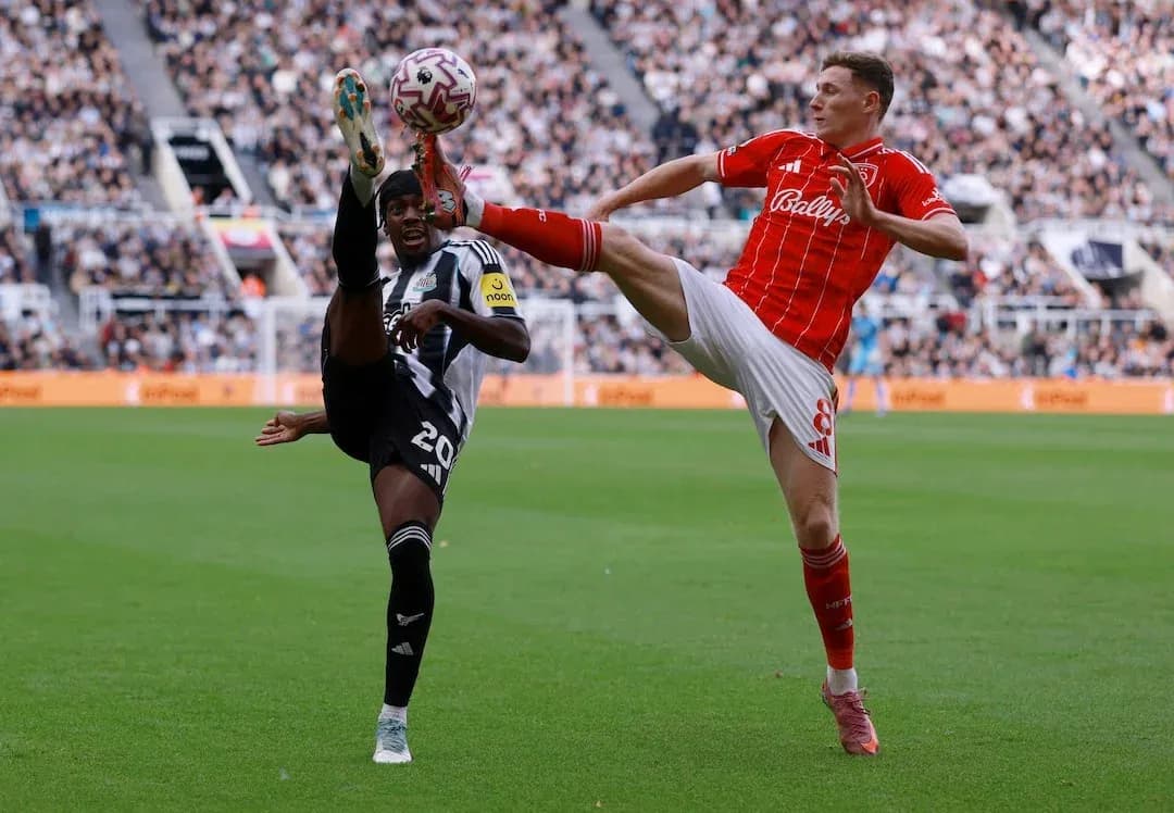 Players contesting for the ball in match