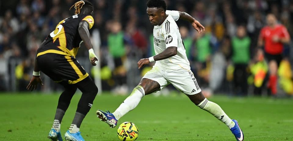 Vinicius Jr. dribbling against Rayo Vallecano player