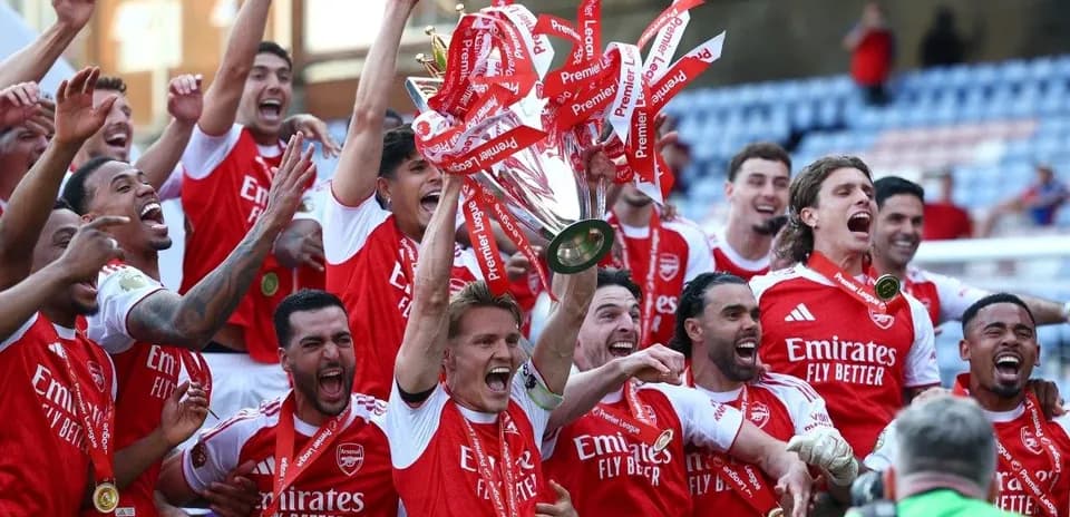 Arsenal players celebrating Premier League trophy victory