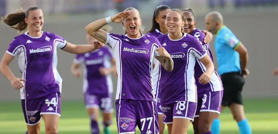 Fiorentina women celebrating a goal during match