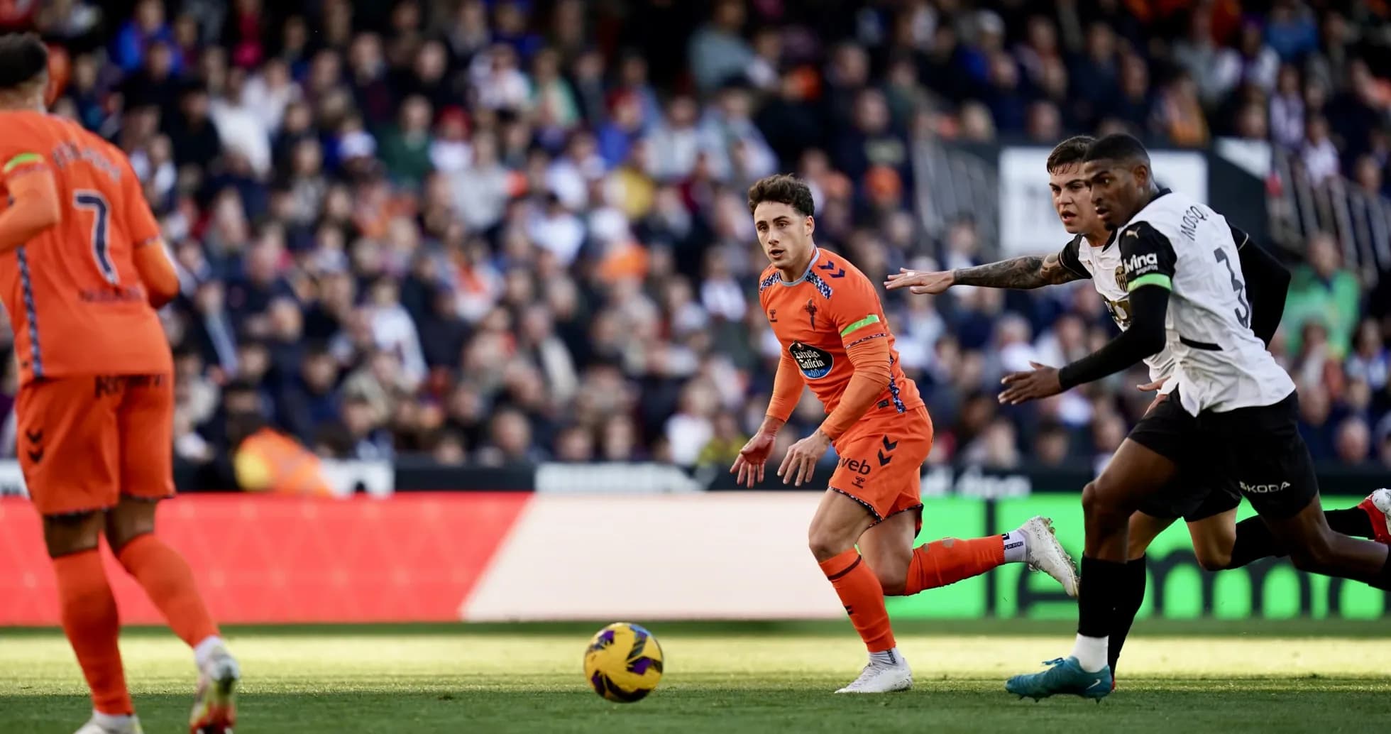 Valencia player dribbling against Celta Vigo
