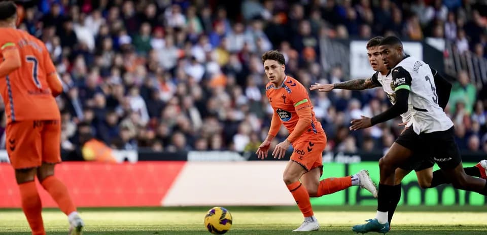 Valencia player dribbling against Celta Vigo