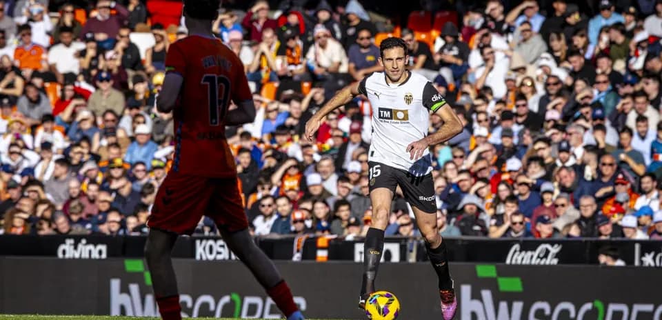 Valencia player dribbling against Celta Vigo