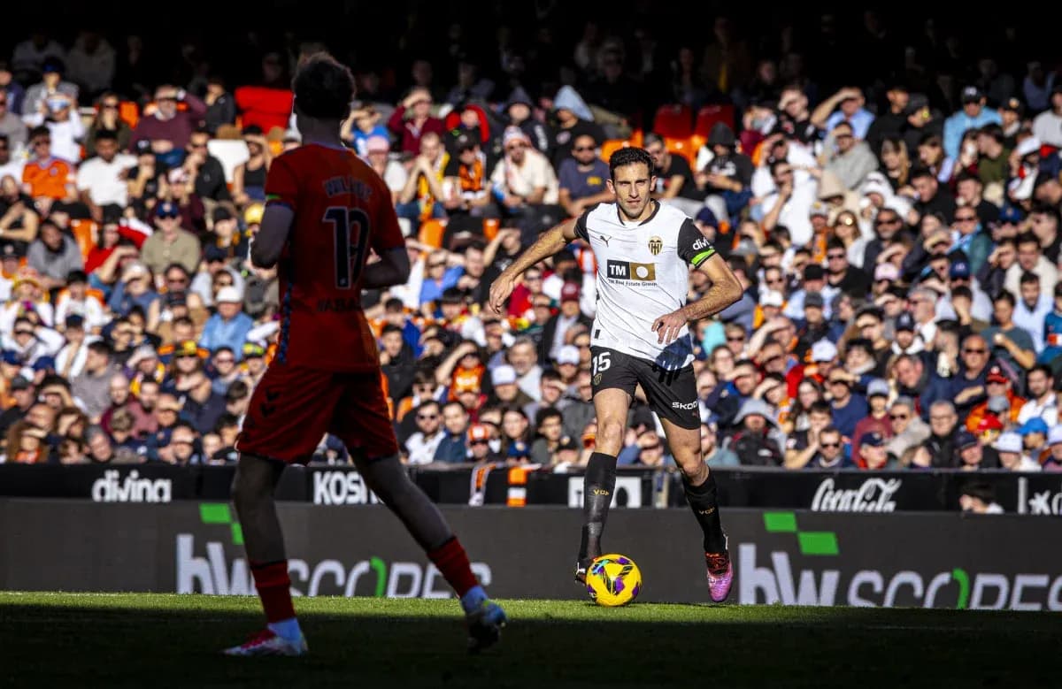 Valencia player dribbling against Celta Vigo