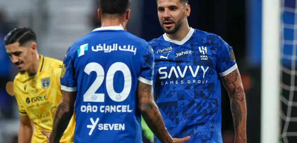 Players discussing during Al-Hilal match