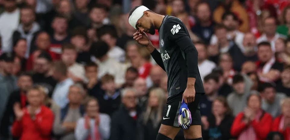 Goalkeeper leaving the pitch with a bandaged head