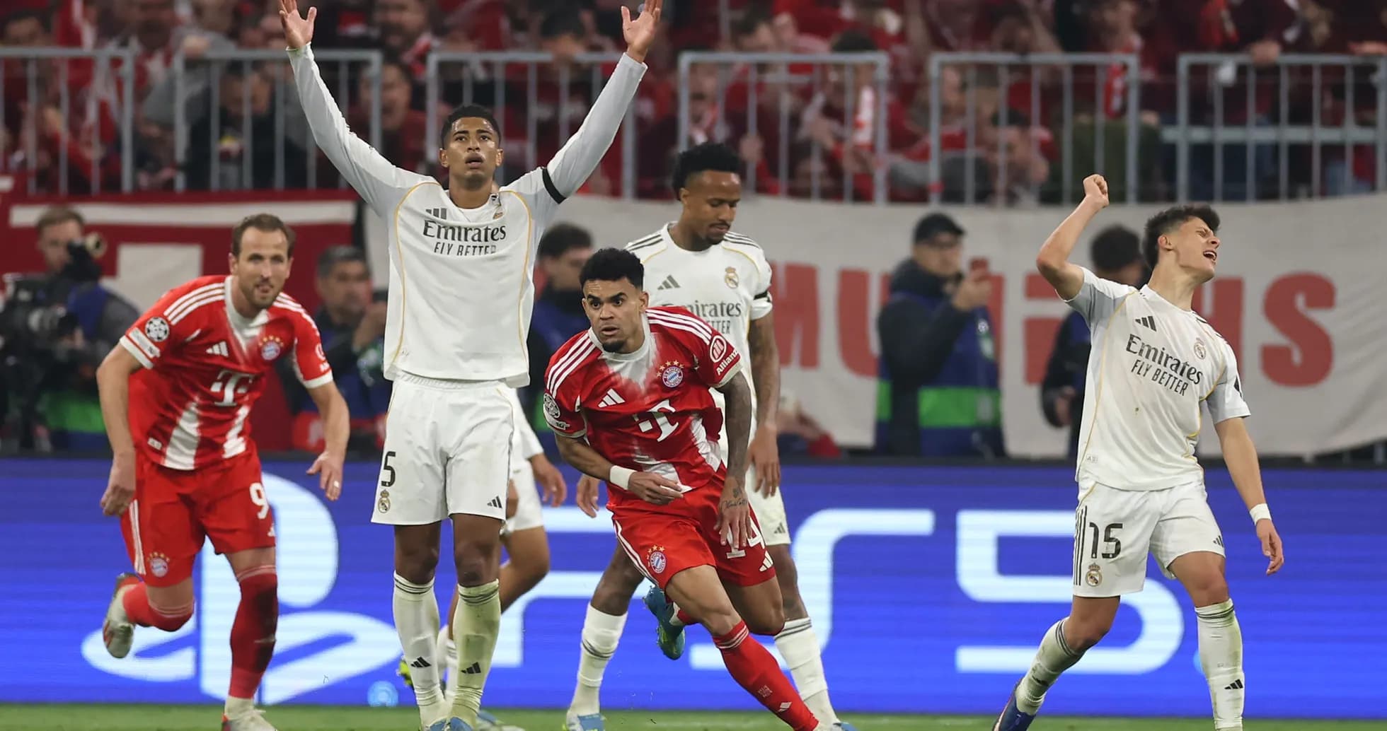 Players celebrating during Bayern München vs Real Madrid