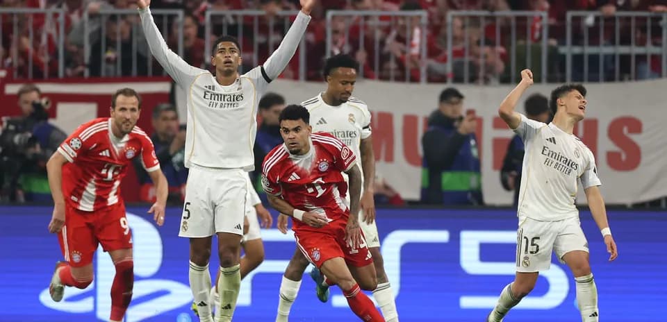 Players celebrating during Bayern München vs Real Madrid