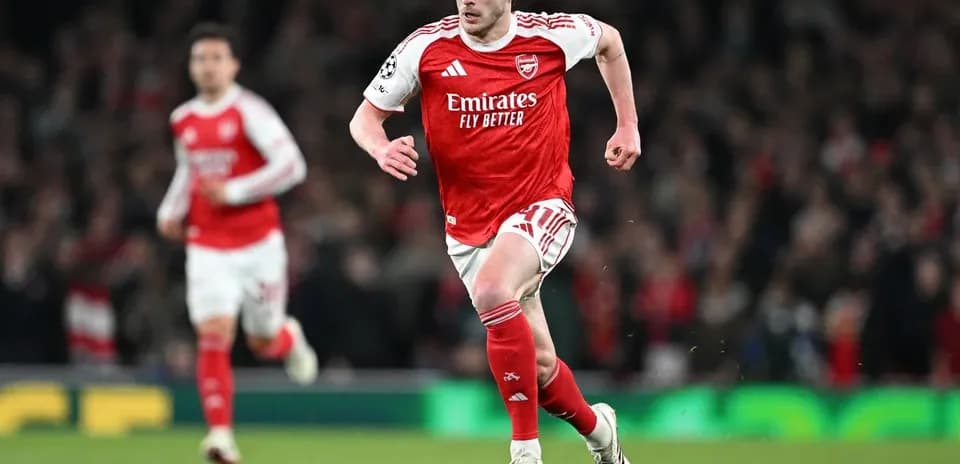 Arsenal player sprinting towards the ball during match
