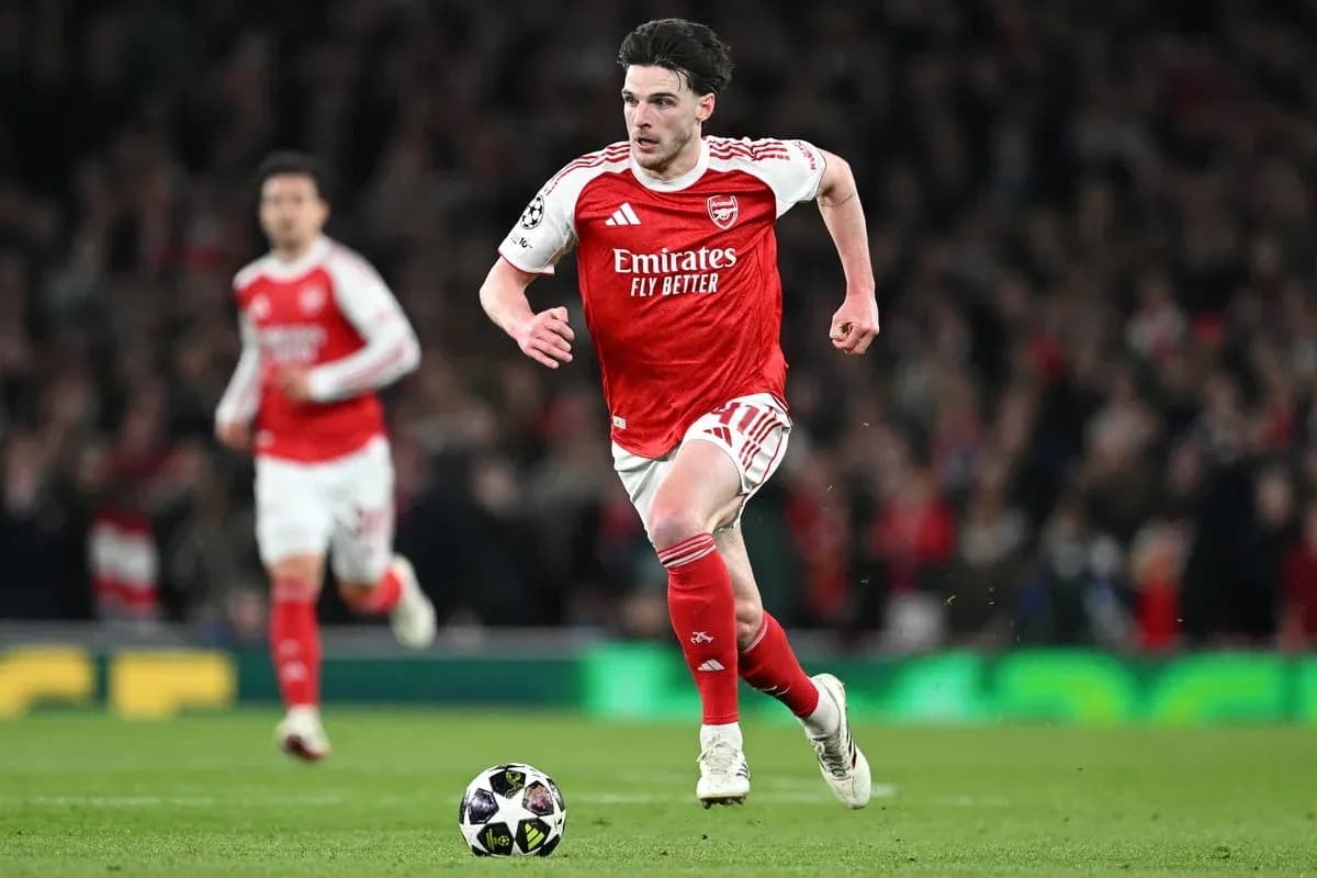 Arsenal player sprinting towards the ball during match