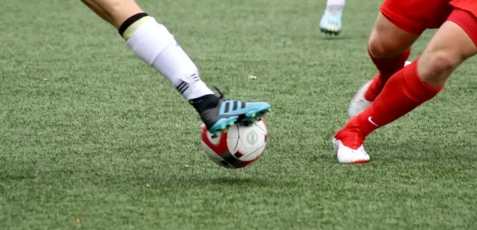 Players contesting for the ball on the field