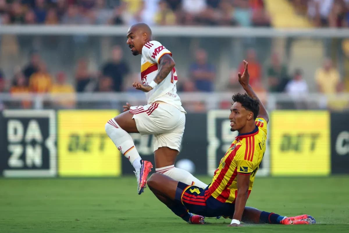 Player tackling opponent during Lecce vs AS Roma match