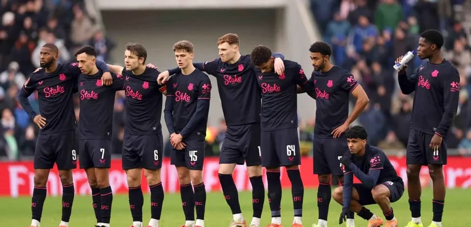 Everton players in formation before the match