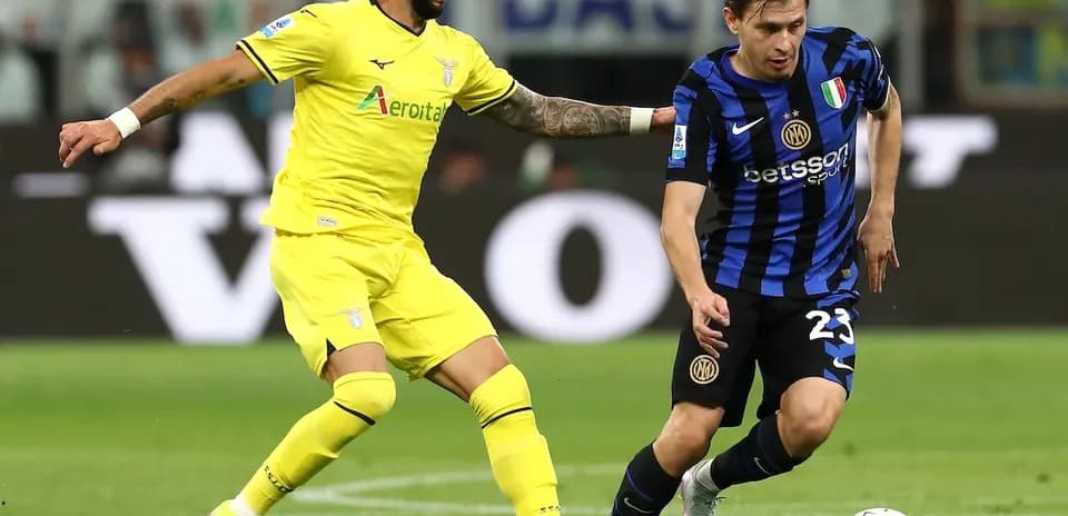 Lazio and Inter players competing for the ball