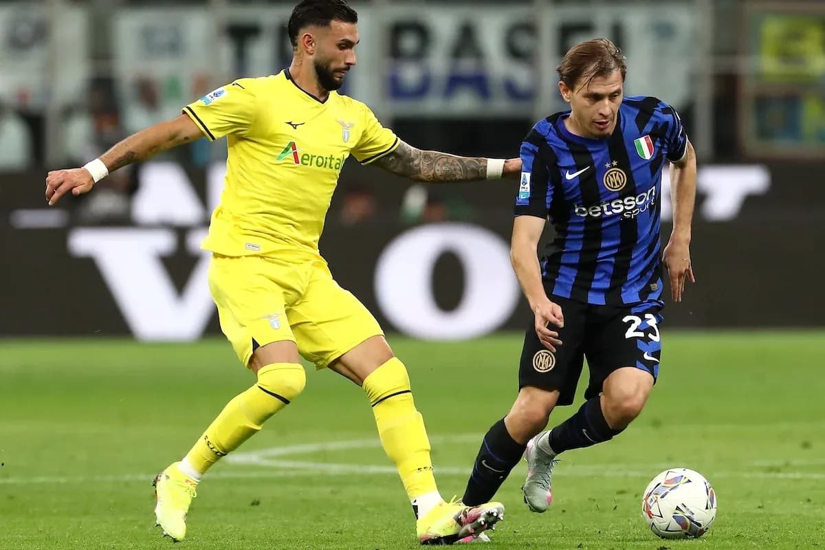 Lazio and Inter players competing for the ball