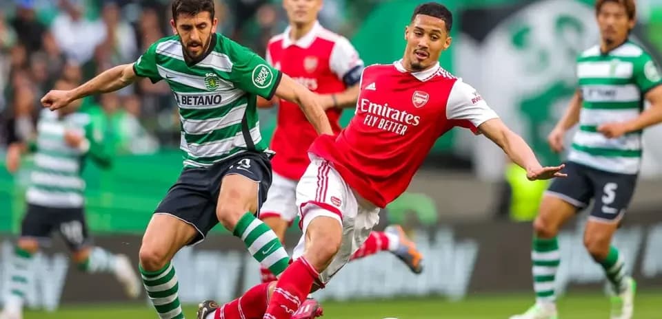 Player challenge during Sporting CP vs Arsenal match