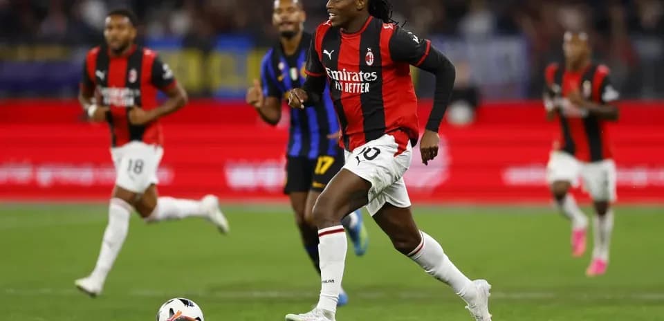 AC Milan player sprinting with the ball during match