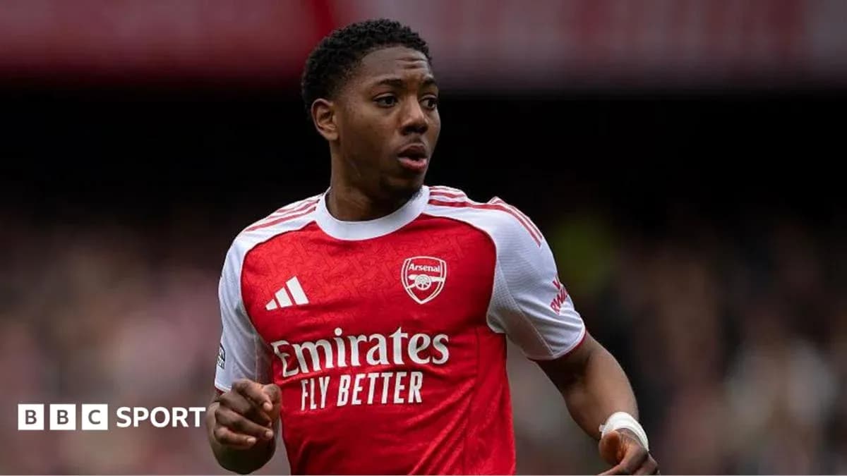 Player in Arsenal kit running on the pitch