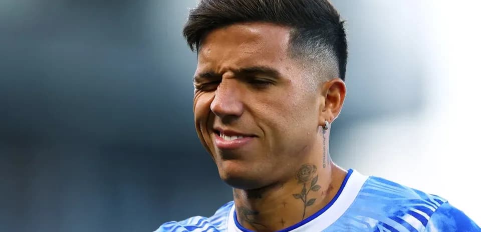 Player with tattoos preparing for match